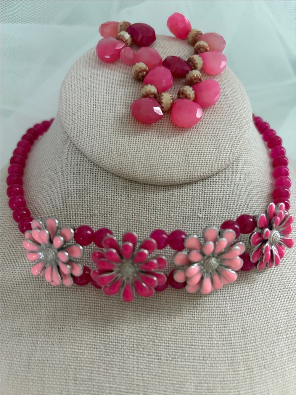 Glass Beaded Pink Floral Choker Necklace and Bracelet Set - Picture 10 of 13